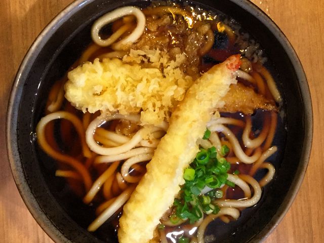 存在感抜群の海老天がドドンと乗った"海老天うどん"。_大盛うどん