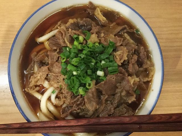 甘めの味付けながらも諄くない"肉うどん"もオススメ!_大盛うどん