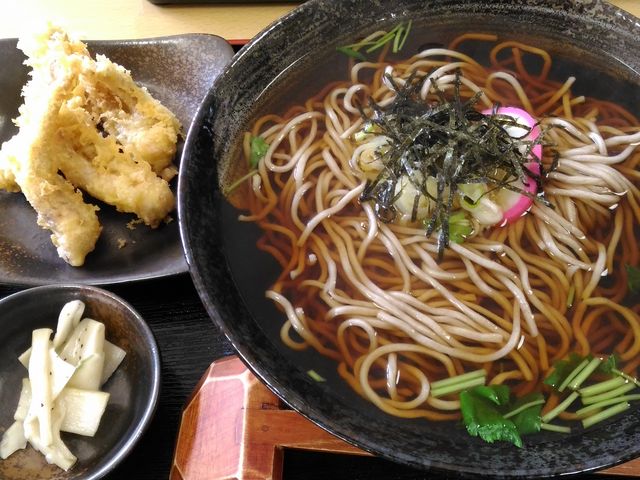 温かいげそ天蕎麦。
ざる蕎麦、うどんもありました。_ふもとや 本店
