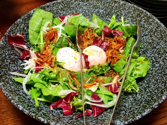 ほうれん草と温玉のサラダ_蓮根屋