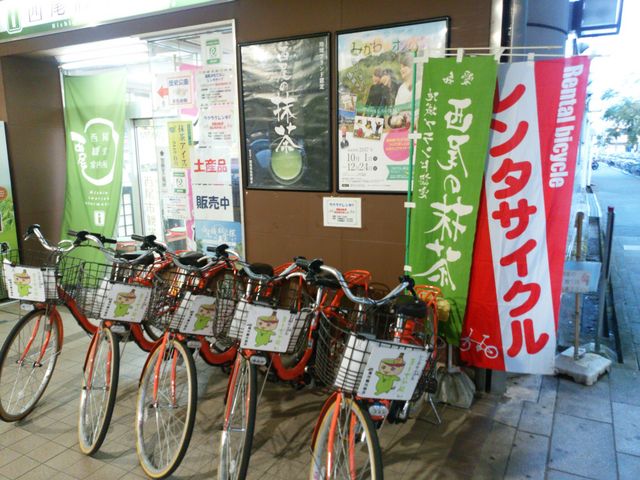 駅の改札口を出て、階段を下りると真正面にあります。_西尾市観光協会