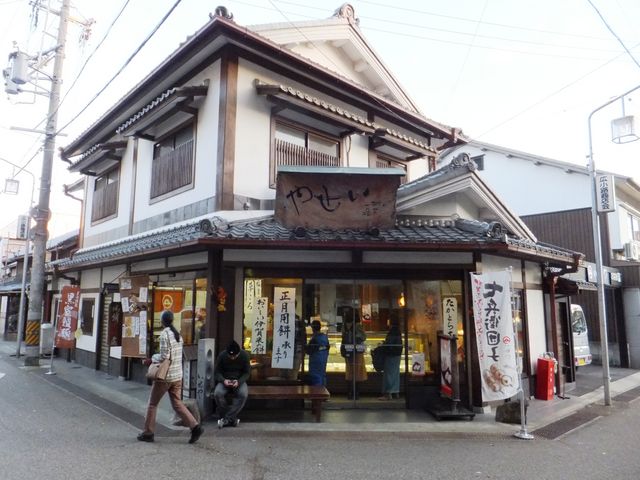 お店の外観:この日は外で待つお客さんも_いせや