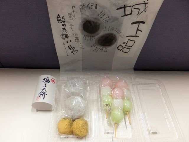 左前:草ころ、左奥:塩まめ餅、右:串だんご_いせや