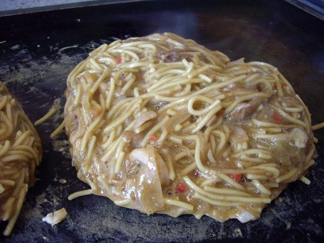 要するに焼きそばをタマゴで閉じて固めた料理ですw_やました