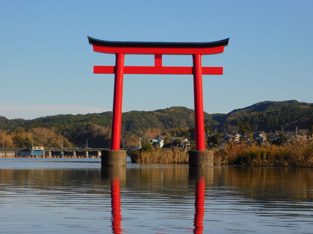 湖面に建つ真っ赤な鳥居_亀山湖