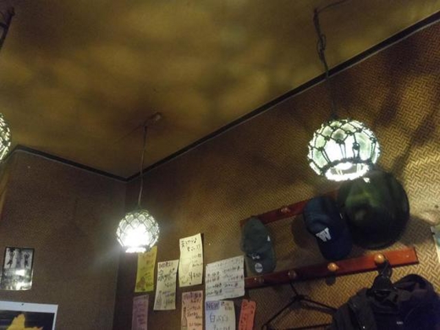 店内の天井にはビン玉が_吾作