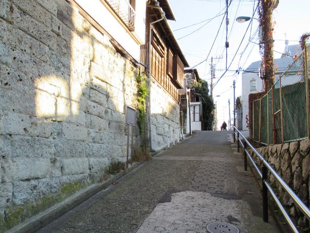 説明板は中央左手の石垣前_金田一京助・春彦 旧居跡