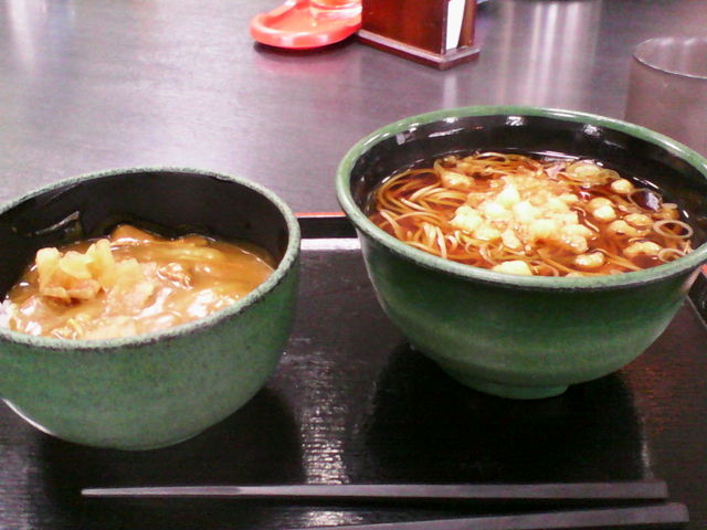 「カレー丼とそばセット」。300円台と驚きの安さ。_粉から自家製麺 ゆで太郎 習志野大久保店