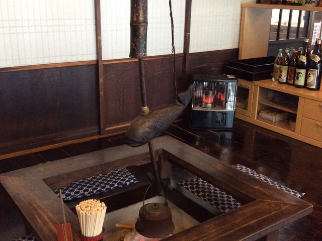 店内の囲炉裏_楽楽亭