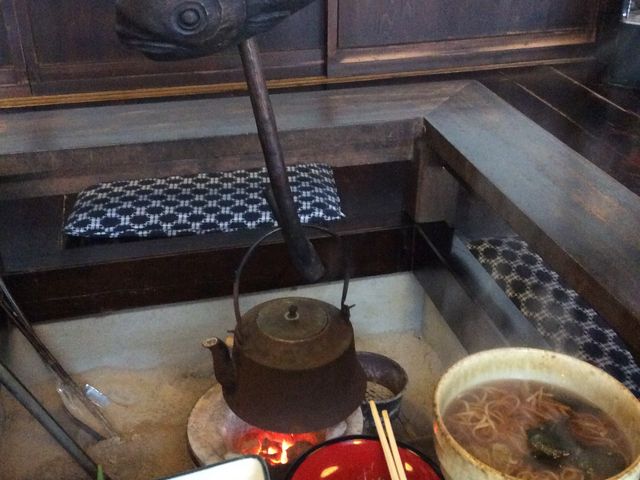 かけ蕎麦・馬刺し・イナゴ佃煮_楽楽亭