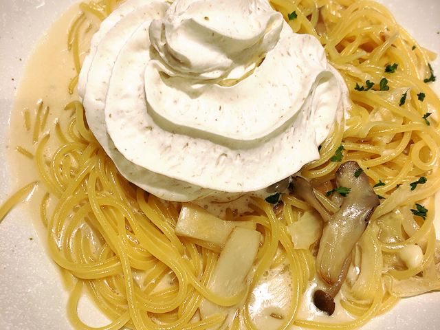 エスプーマ?ふわふわなクリームが乗ったキノコのパスタです。_パステルララガーデン春日部店