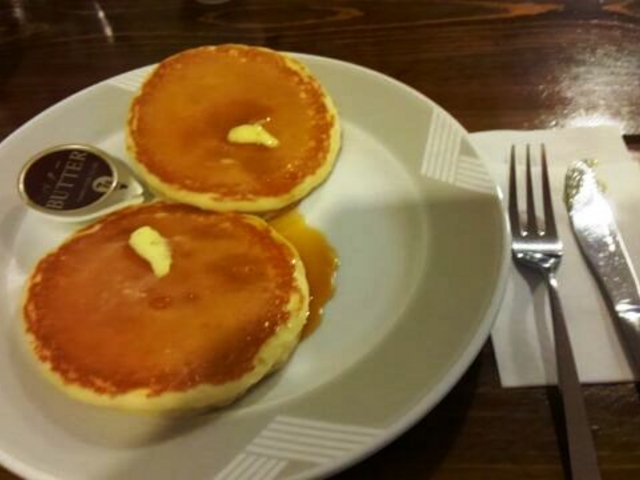 ホットケーキ:バターとメープルシロップをたっぷりかけました。_木花
