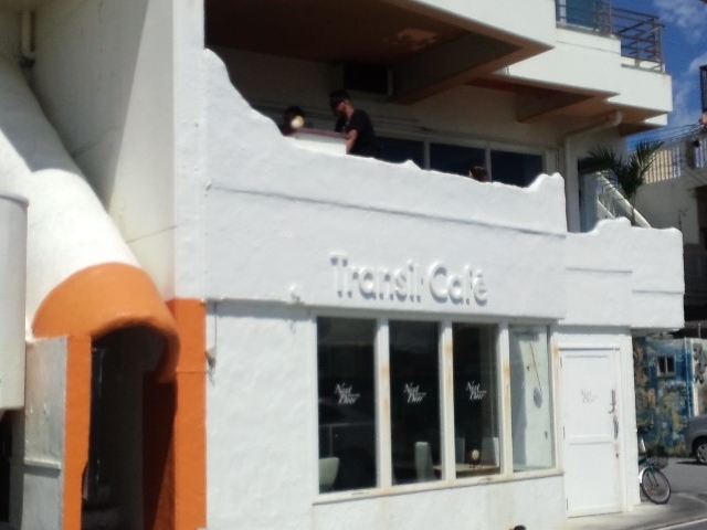 海沿いでオシャレ_Transit Cafe