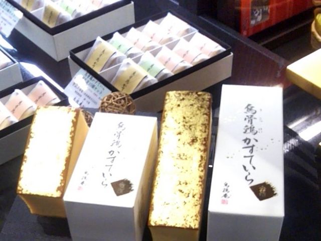 金箔が飾られた烏骨鶏かすていら_金澤烏鶏庵 三越日本橋本店