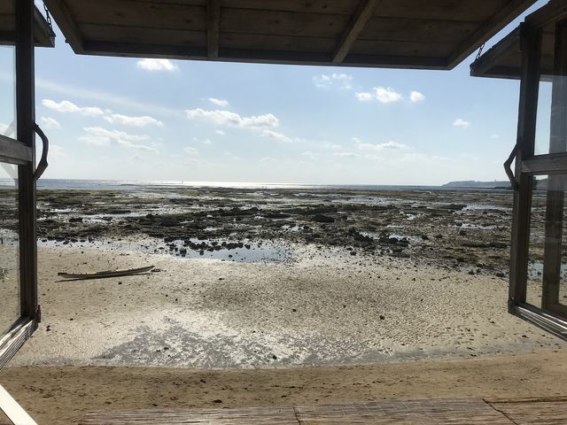 窓辺からの海への展望_浜辺の茶屋