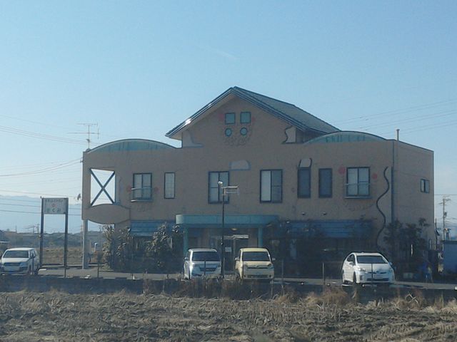 たんぼの中に大きな建物_きくみ