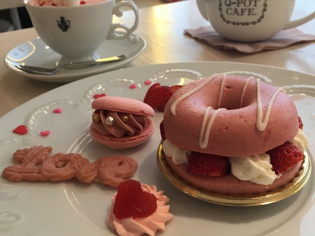 ラブストーリードーナッツプレートとマシュマロミルクティー。どちらも2月14日までの限定メニューです。_Q-pot CAFE. 表参道本店