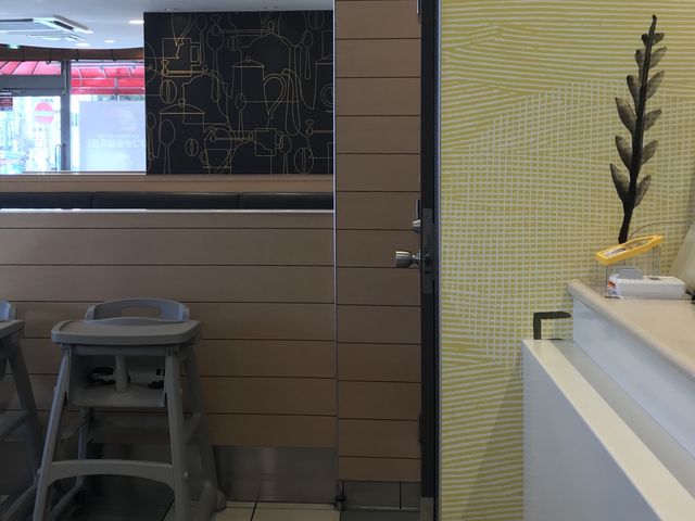 店内_マクドナルド蔵前橋通り北小岩店