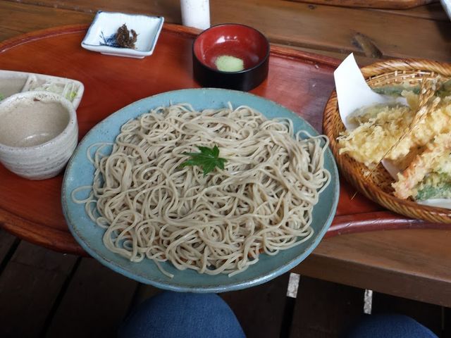 テラス席で天ざるいただきました_手打そば もみじ野