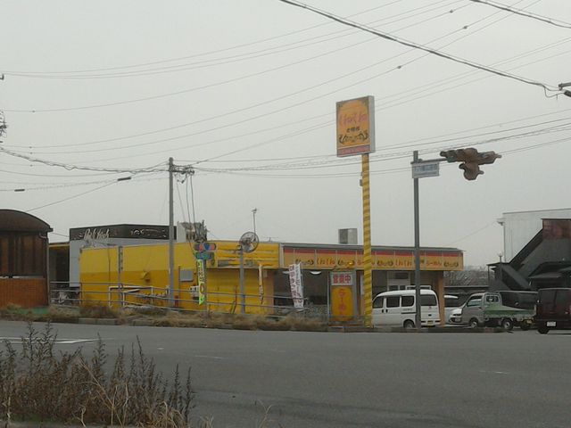 駐車場には、商用車、作業車が多く停まる店です。_くねくね池田店