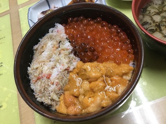 三色の海鮮丼(うに・いくら・かに)_函館自由市場