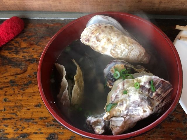 牡蠣汁も美味しいです。以前撮影したものです。この時は雨だったので一階の屋内の席。_かき焼き・勇栄丸