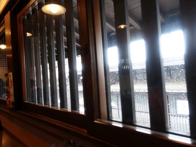 格子窓から雪降る町並みを見ながら小休止!_喫茶去かつて