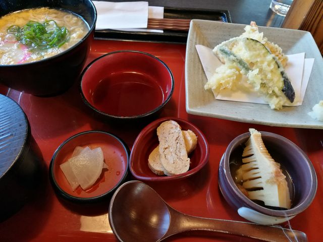 おそばも、天ぷらも楽しめました!
一品が冷たいのが、すこし残念。_信州そば 信濃路 鳴神店