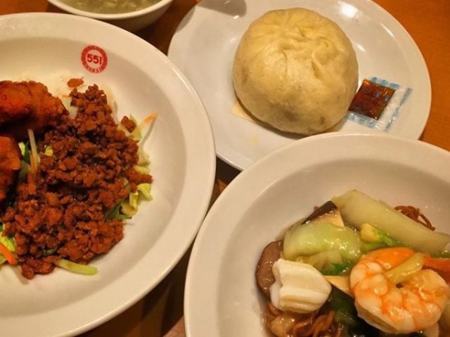 魯肉飯と海鮮焼そばの日替わりセットに豚まんを追加!大阪の味!_551蓬莱 関西空港店
