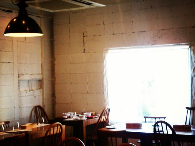 2階のカフェスペースは素朴なインテリアで居心地ばっちり!_BAKERY KITCHEN RAGGRUPPI 大手門店