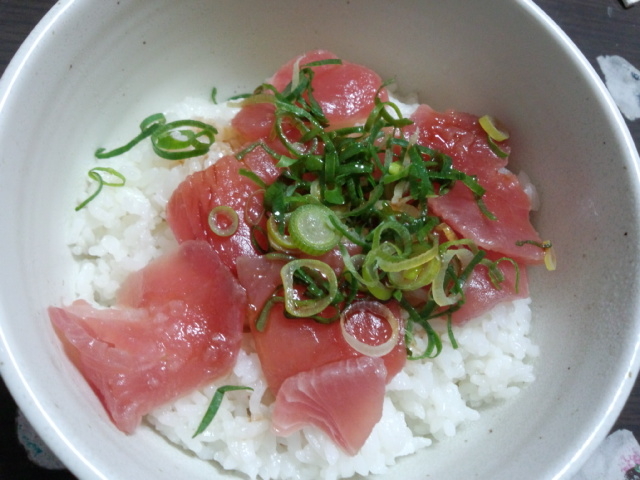 まぐろ丼です_ザめしや
