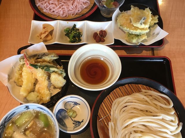 (上)春のおすすめ「鶏塩汁とさより天のにぎわい膳」(下)「鶏塩つけ汁うどん」_久兵衛屋川本店