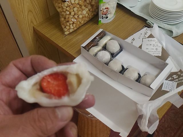 イチゴ大福は白あん_赤羽まんぢう本舗