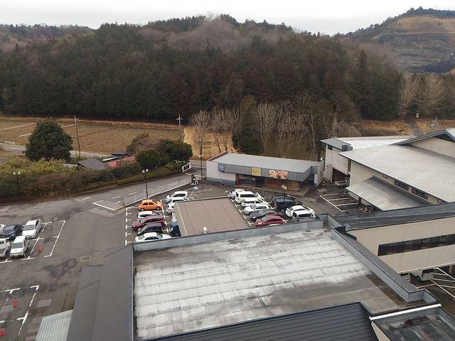 7階の部屋から駐車場の一部_益子館 里山リゾートホテル
