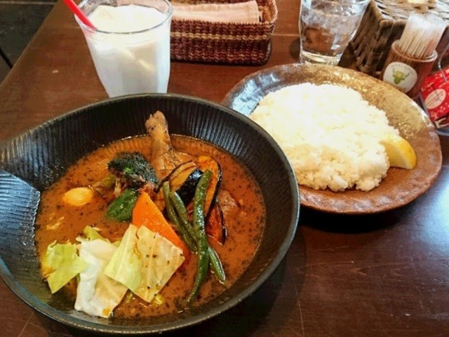 ドリンクはラッシーがおすすめ_スープカレー lavi HIRAGISHI