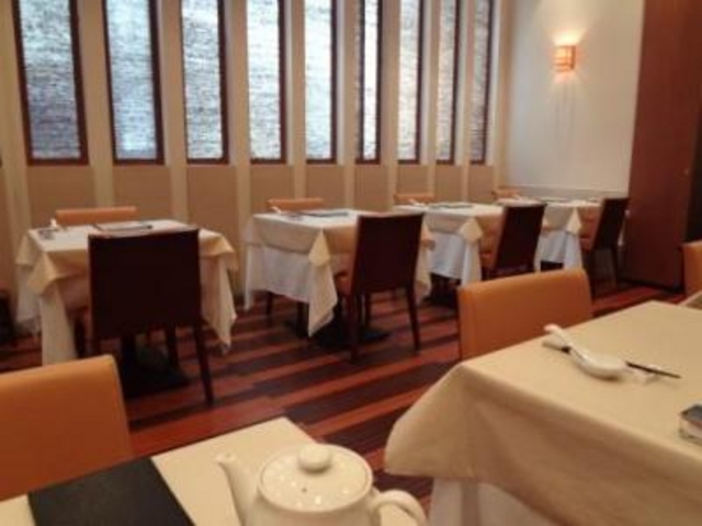 フランス料理店のような店内_礼華 青鸞居