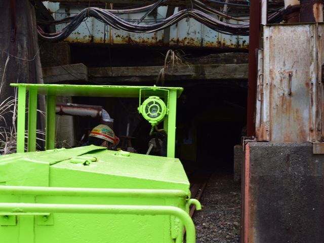 坑道へ入るとトロッコ_池島炭鉱跡