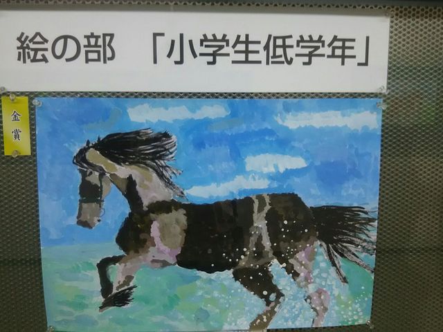 地下通路に飾られている馬に関する絵の展示。たくさんありどれも個性的で楽しいです。_福島競馬場