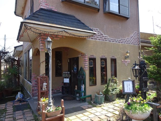 外観です。5月には立派な藤が咲きます。_コーヒー&レストユーモア
