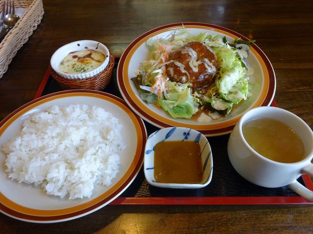 限定のハンバーグ、手前はカレー_コーヒー&レストユーモア
