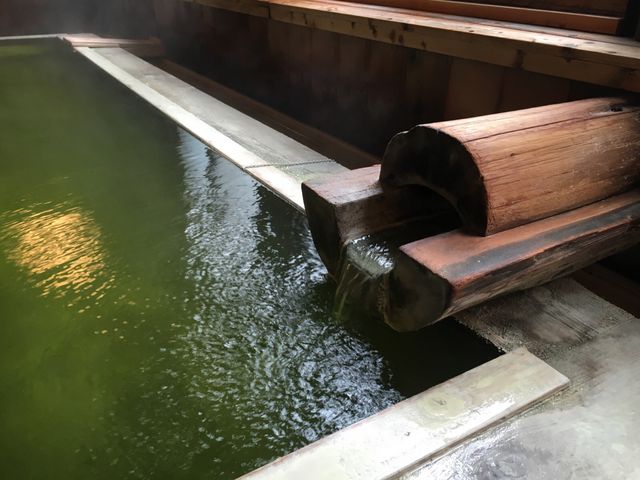 湯口の作りが温かみがあり、トロトロと流れる音が心地良い感じです_熊の湯温泉(長野県山ノ内町)