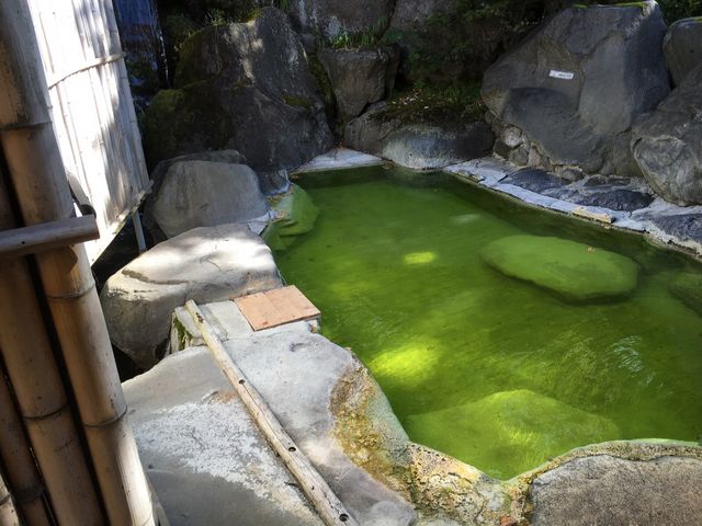 露天は外気が涼しいので、少し温く感じるかもしれません。_熊の湯温泉(長野県山ノ内町)