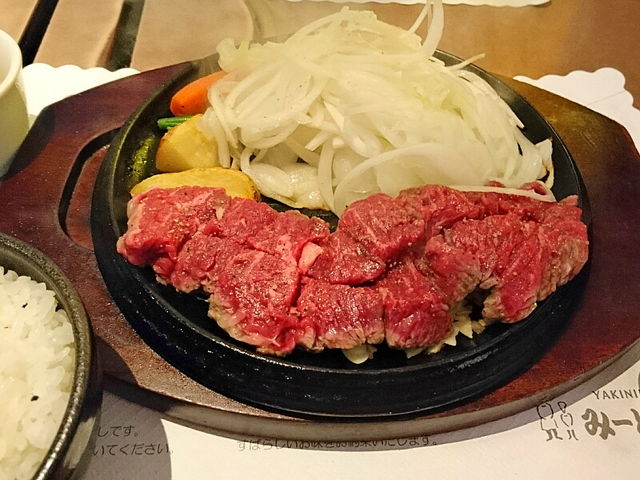 ボリュームがすごい_焼肉・ステーキ みーとがぁでん