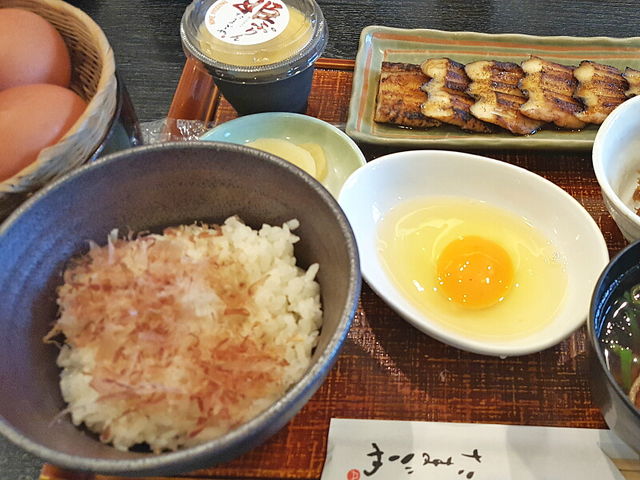 こぶりな黄身でした_たまごや
