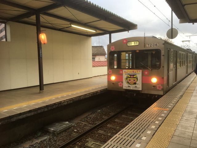 車両は様々_飯坂温泉駅