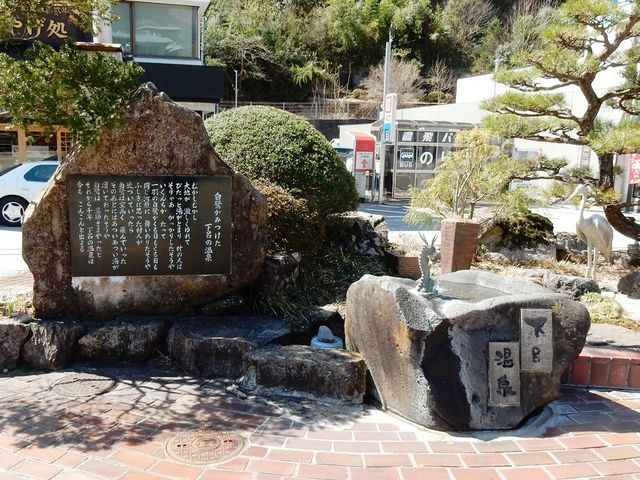 下呂駅前 しらさぎ伝説にちなんだ手湯と碑_下呂駅