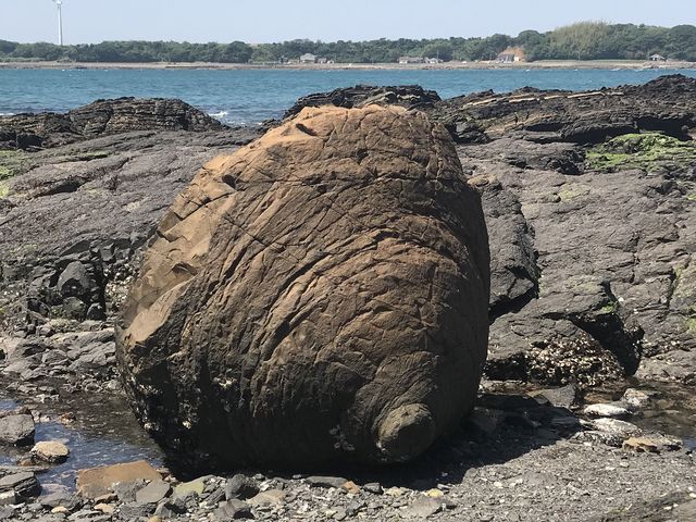 おっぱい岩A向こうは通詞島_おっぱい岩