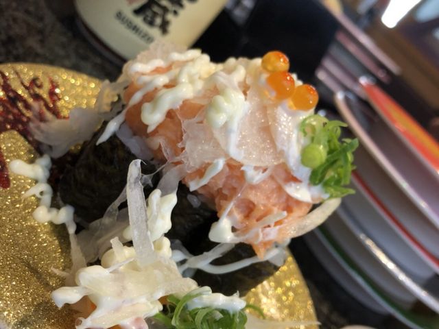 カッパ巻きにネギトロ、いくらが盛り盛りのもの。350円でした。_すし蔵 浜田本店