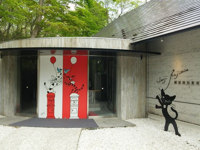 素敵なお庭を越えた先の美術館入口_藤城清治美術館 那須高原