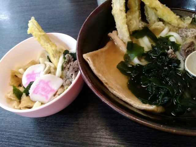 肉ごぼううどんにきつねとワカメをトッピング!を娘とシェア_資さんうどん 中間店